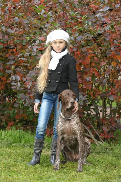 Hermosa chica con perro — Foto de Stock