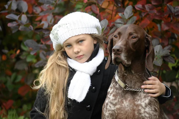 Mooi meisje met hond — Stockfoto