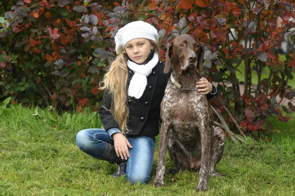 Hermosa chica con perro — Foto de Stock