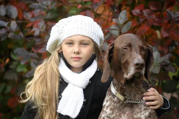 Bella ragazza con cane — Foto Stock