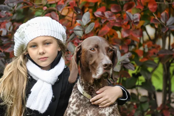 Mooi meisje met hond — Stockfoto