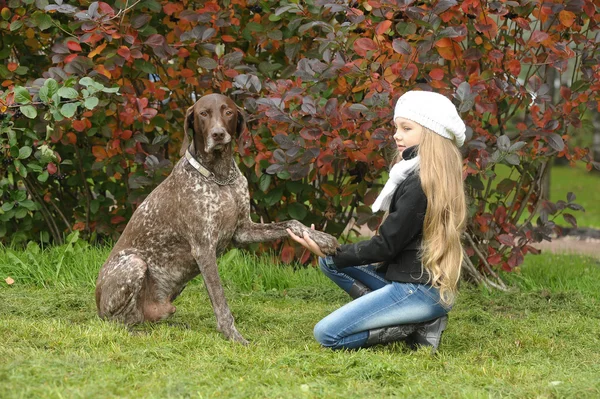 Piękna dziewczyna z psem — Zdjęcie stockowe