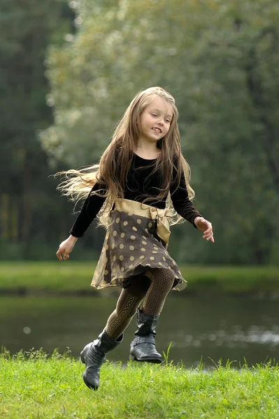 Девочка-подросток в парке — стоковое фото