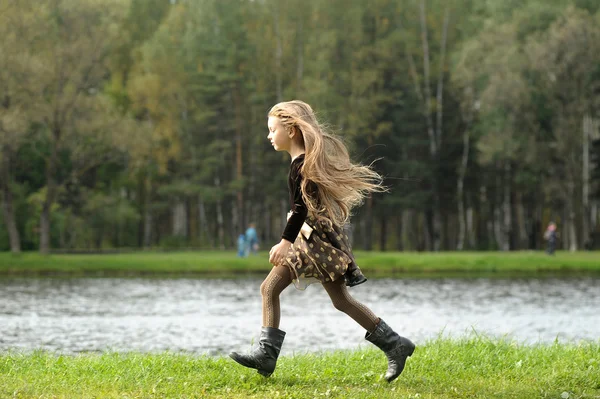 Tiener meisje in het park — Stockfoto