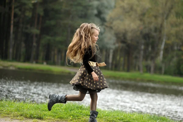 Ragazza adolescente nel parco — Foto Stock