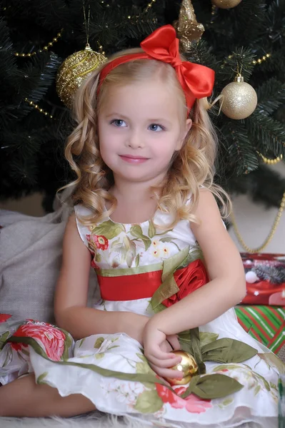 Menina bonito na frente de uma árvore de Natal — Fotografia de Stock