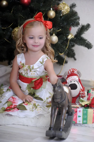 Menina bonito na frente de uma árvore de Natal — Fotografia de Stock