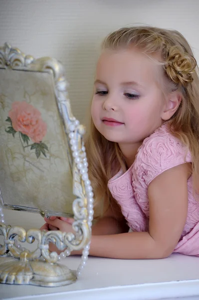 Menina bonita olhando para espelho retro — Fotografia de Stock
