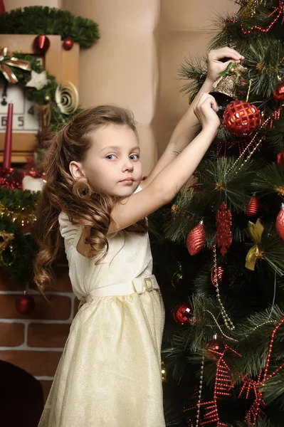 Kız Noel ağacını süslüyor. Stok Fotoğraf