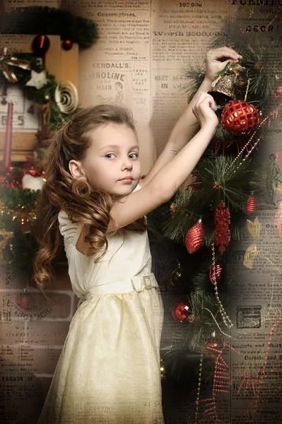 Menina decora a árvore de Natal — Fotografia de Stock