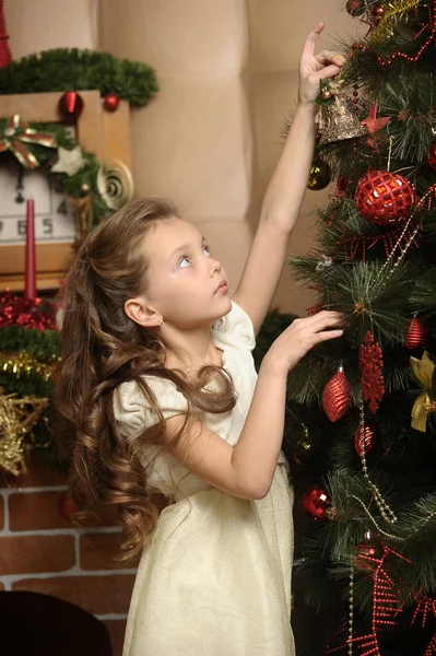 Девушка украшает елку — стоковое фото
