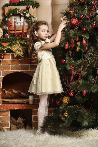 Girl decorates the Christmas tree — Stock Photo, Image