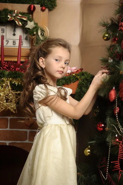 Chica decora el árbol de Navidad —  Fotos de Stock
