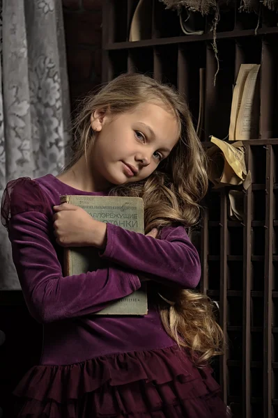 Ragazza con un libro — Foto Stock