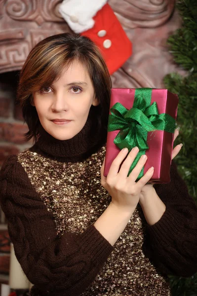 La belle jeune fille avec des cadeaux — Photo