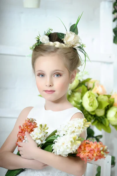 Çiçek beyaz elbiseli güzel kız — Stok fotoğraf