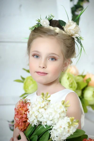 Schönes Mädchen im weißen Kleid mit einer Blume — Stockfoto