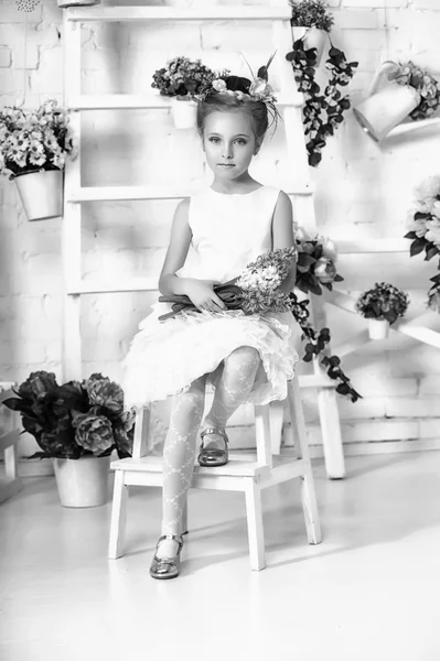 Hermosa chica en vestido blanco con una flor — Foto de Stock