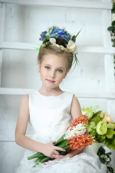 Bella ragazza in abito bianco con un fiore — Foto Stock