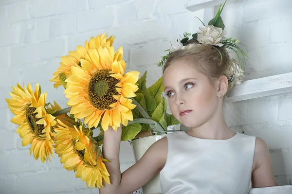 Girl with sunflower — Stock Photo, Image