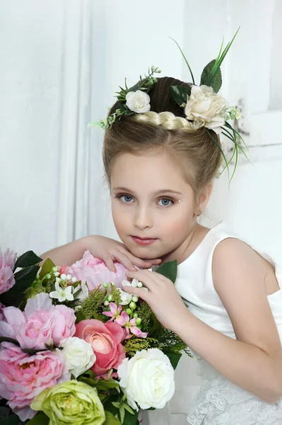 Mooi meisje in witte jurk met een bloem — Stockfoto