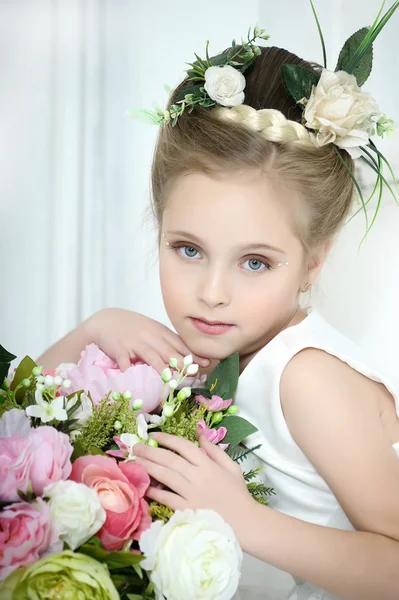 Mooi meisje in witte jurk met een bloem — Stockfoto