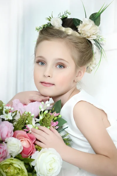 Mooi meisje in witte jurk met een bloem — Stockfoto