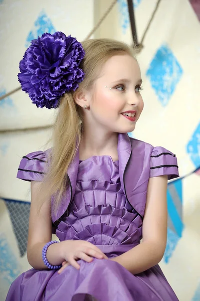 Belle adolescente en robe violette — Photo