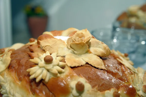 Hochzeitsbrot mit Salz auf dem Tisch — Stockfoto