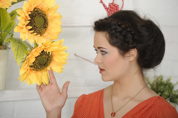 Brunette vrouw met zonnebloemen — Stockfoto