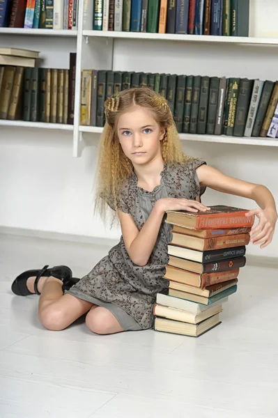 Kütüphanede kitapları olan kız. — Stok fotoğraf