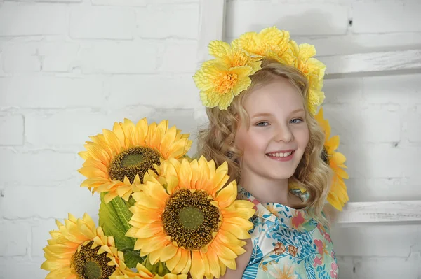 Girl with sunflowers — Stock Photo, Image