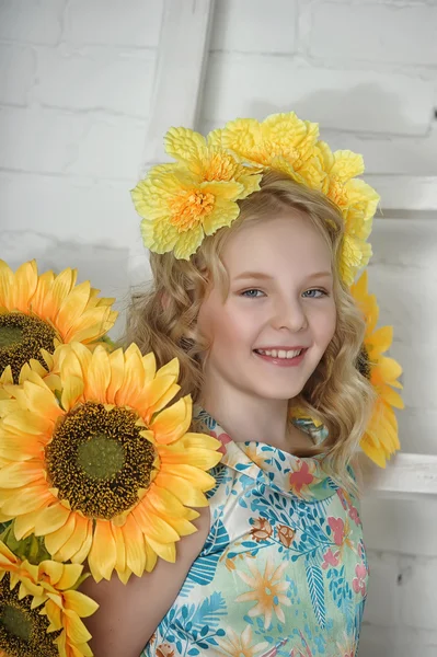 Ragazza con girasoli — Foto Stock