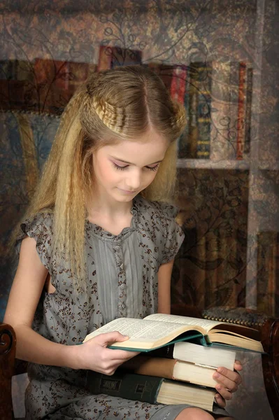 Dziewczyna w bibliotece z stos książek — Zdjęcie stockowe