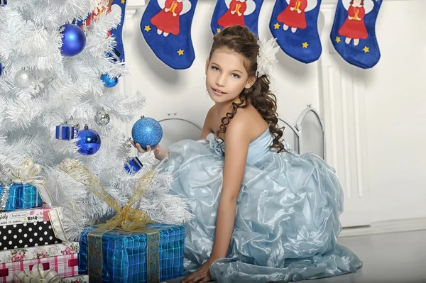 Menina com presentes — Fotografia de Stock