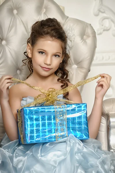 Dívka s dárky — Stock fotografie