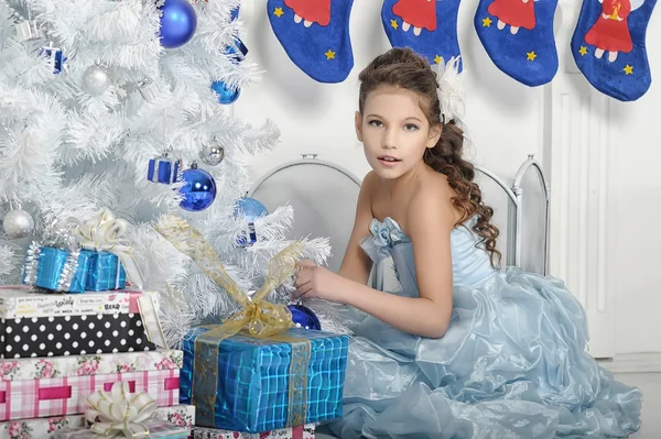 Fille avec des cadeaux — Photo