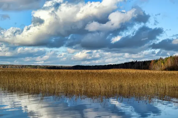 Moln över sjön i höstdag — Stockfoto