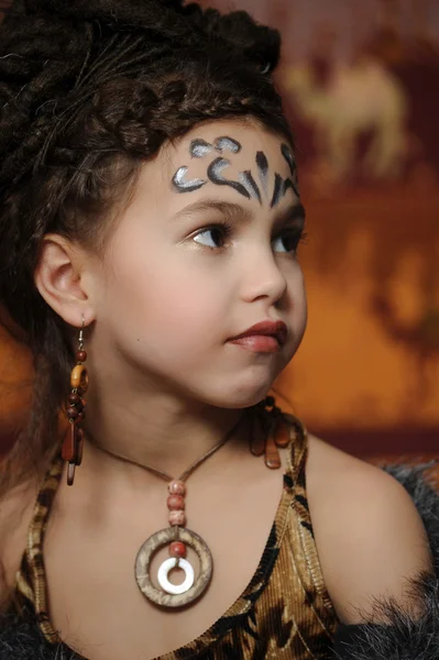 Porträtt av flicka i etnisk stil med dreadlocks — Stockfoto