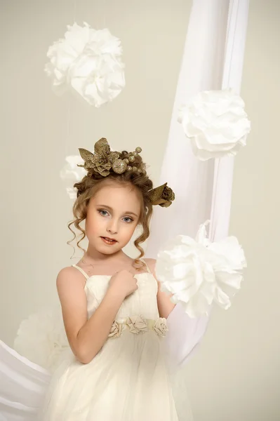 Retrato de una niña con una corona de oro en la cabeza — Foto de Stock