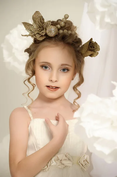 Retrato de una niña con una corona de oro en la cabeza — Foto de Stock