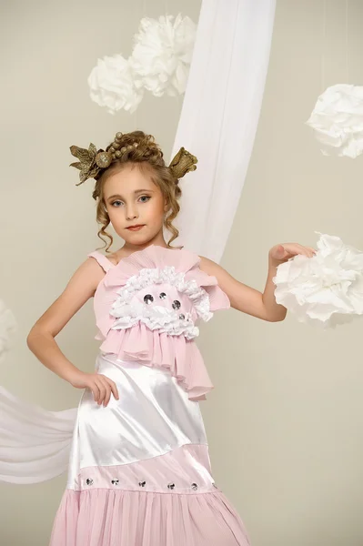 Retrato de una niña con una corona de oro en la cabeza — Foto de Stock