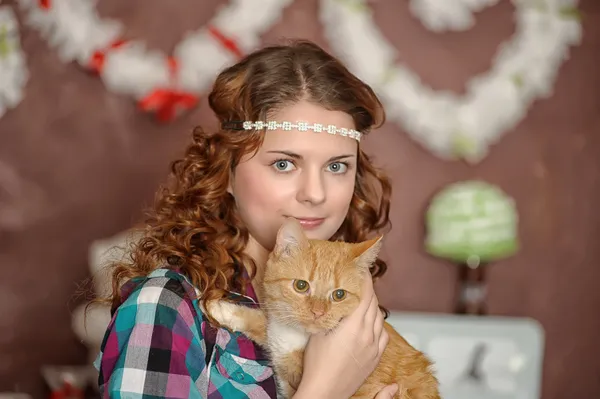 Девушка-подросток с рыжим котом — стоковое фото