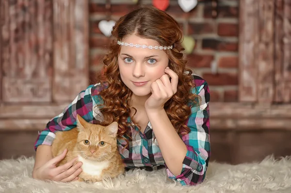 Κορίτσι με τζίντζερ γάτα εφήβων — Φωτογραφία Αρχείου