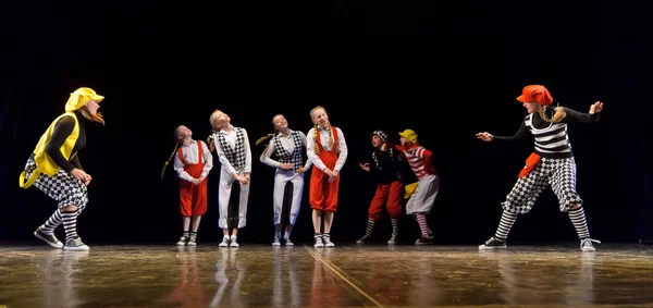 Danse sur scène, Festival des groupes de danse pour enfants, Saint-Pétersbourg, Russie . — Photo