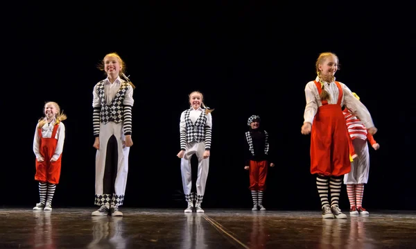 Actuación de danza en el escenario, Festival de grupos de danza infantil, San Petersburgo, Rusia . — Foto de Stock