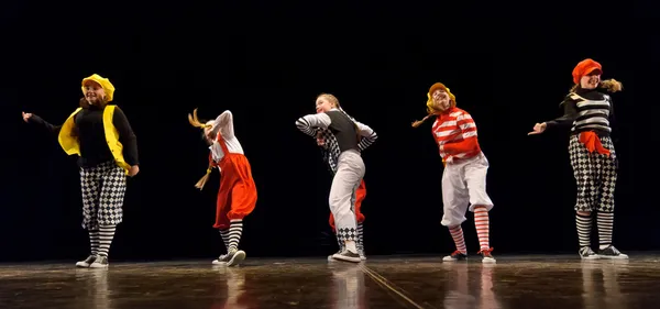 Dans gösterisi için sahne, festival çocuk dans grupları, st. petersburg, Rusya. — Stok fotoğraf