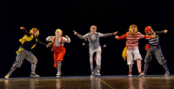 Danse sur scène, Festival des groupes de danse pour enfants, Saint-Pétersbourg, Russie . — Photo