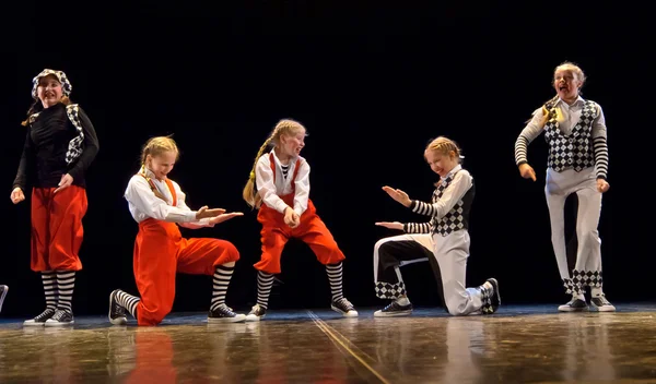 Actuación de danza en el escenario, Festival de grupos de danza infantil, San Petersburgo, Rusia . —  Fotos de Stock