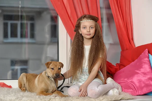 Девушка с щенком — стоковое фото